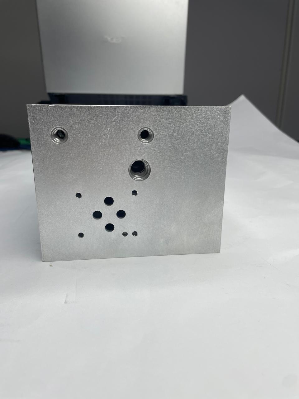 Z5086 - BLOCO HIDRAULICO - COLHEITADEIRA - CASE: 51562915/47533455